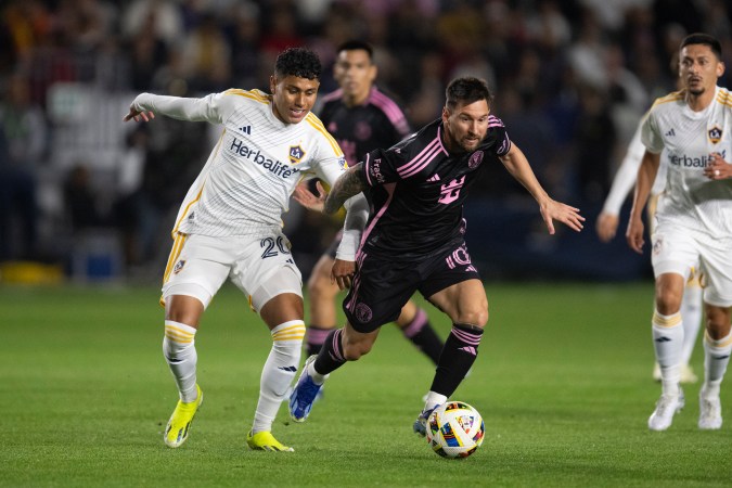 Lionel Messi ante el acoso de Edwin Cerrillo, del LA Galaxy.