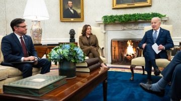 El presidente de la Cámara, Mike Johnson; la vicepresidenta Kamala Harris y el presidente Joe Biden.