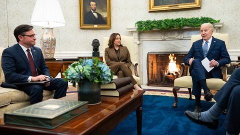 El presidente de la Cámara, Mike Johnson; la vicepresidenta Kamala Harris y el presidente Joe Biden.