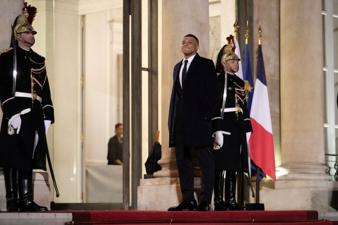 Kylian Mbappé a su llegada al Palacio Elíseo en París en donde no se esperaba que se tocara el tema de una posible renovación con el PSG.