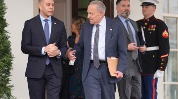 El líder de la minoría en la Cámara, Hakeem Jeffries, y el líder del Senado, Chuck Schumer.