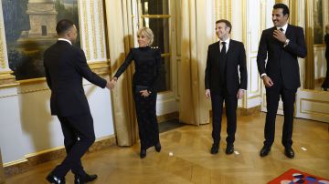 El saludo de Kylian Mbappé con la Primera Dama de Francia, con el presidente Emmanuel Macron y con el emir de Qatar.