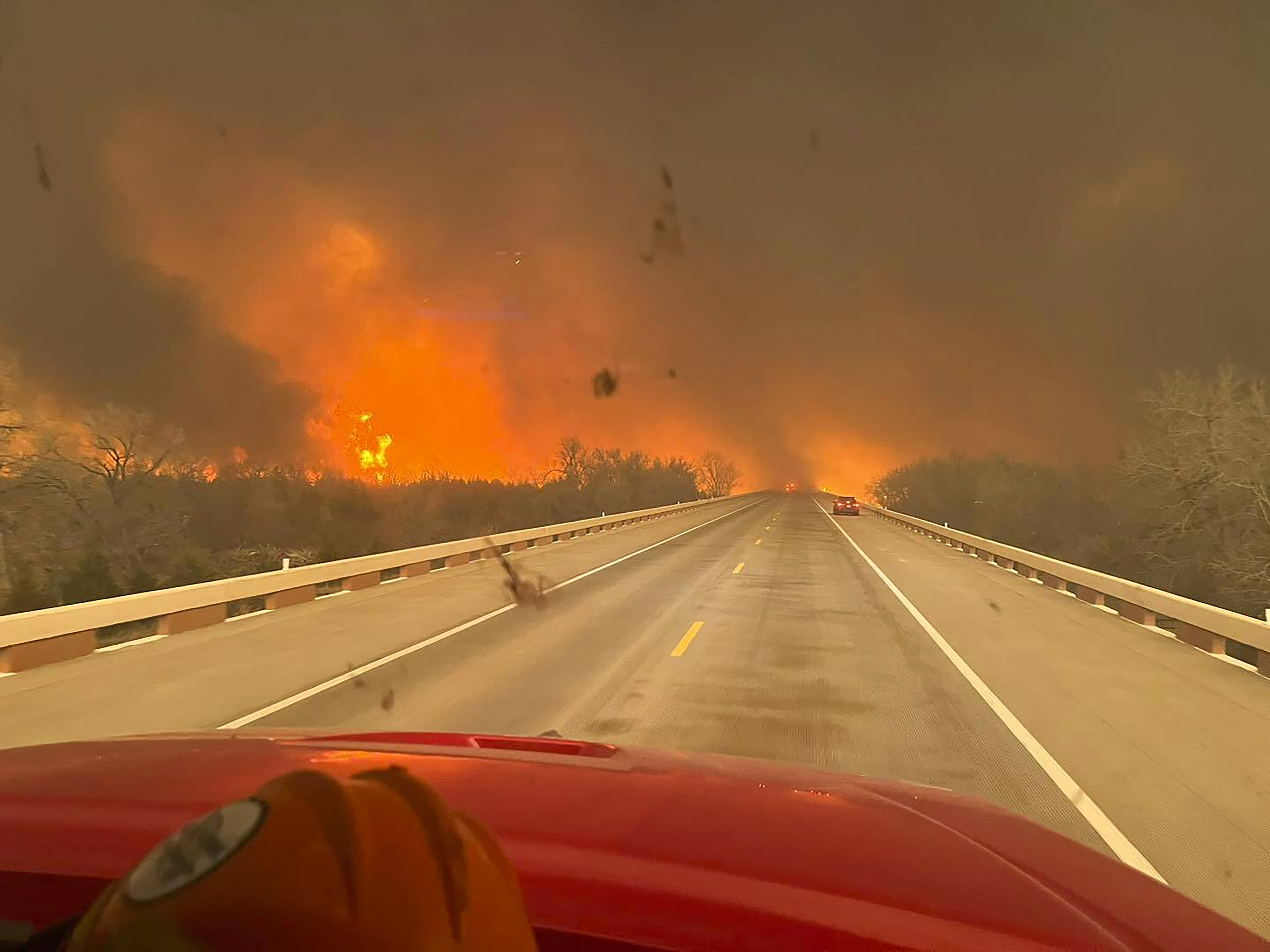 Un incendio forestal que arrasa el Panhandle de Texas es el segundo incendio más grande en la historia del estado.