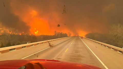 Un incendio forestal que arrasa el Panhandle de Texas es el segundo incendio más grande en la historia del estado.