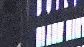 LeBron James, el mejor hombre del partido, clava el balón por encima de Kawhi Leonard y Terance Mann.