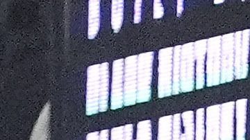 LeBron James, el mejor hombre del partido, clava el balón por encima de Kawhi Leonard y Terance Mann.