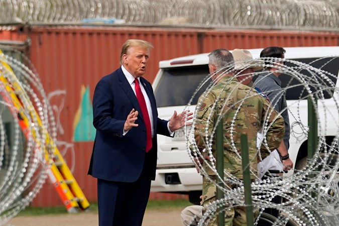 Donald Trump vuelve a criminalizar a migrantes, culpa a Biden, en su visita a la frontera