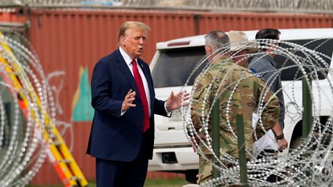 Donald Trump vuelve a criminalizar a migrantes, culpa a Biden, en su visita a la frontera