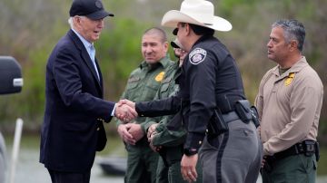 Biden habló con agentes de la Patrulla Fronteriza y funcionarios locales, durante su visita a la frontera de Texas con México.