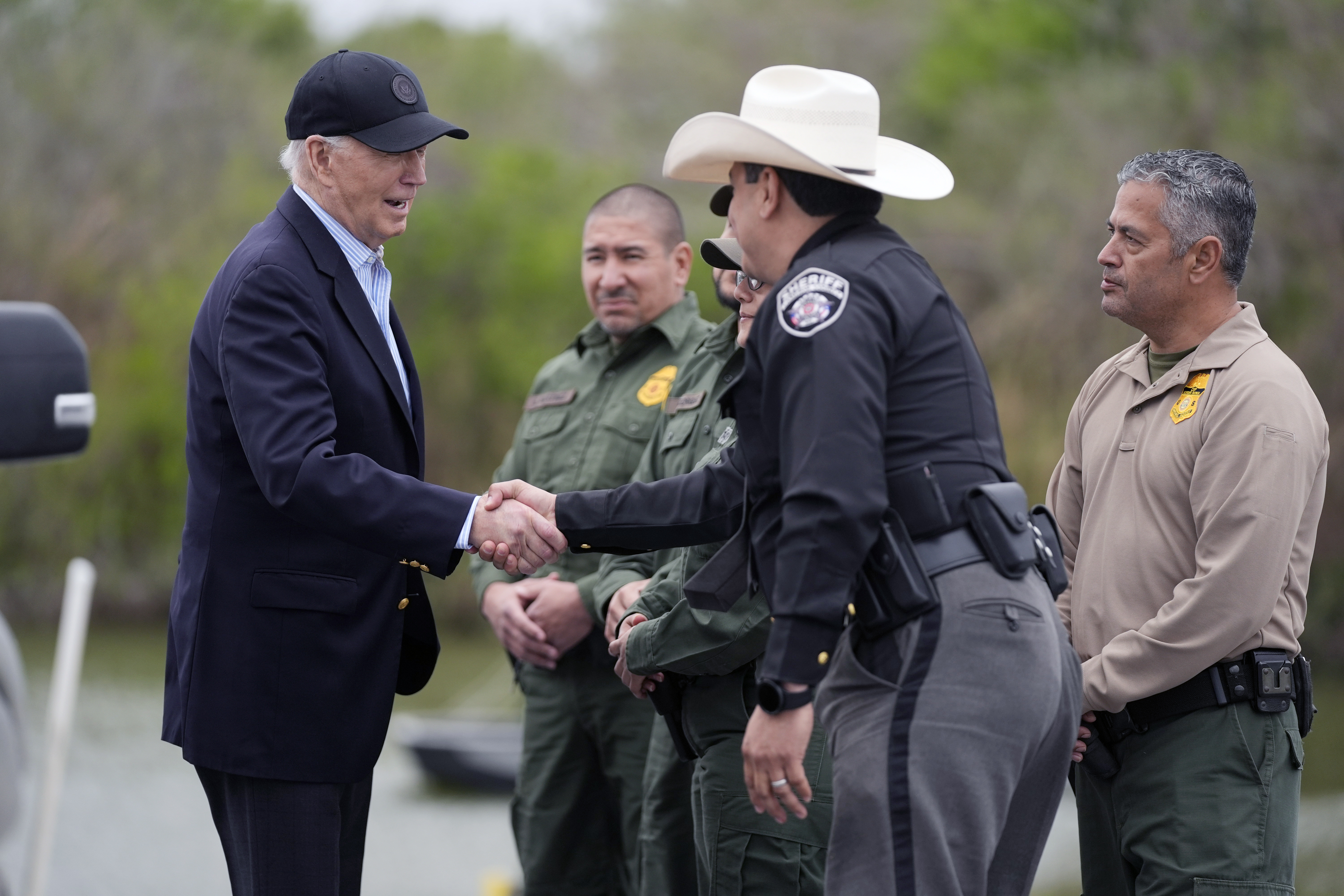 Biden habló con agentes de la Patrulla Fronteriza y funcionarios locales, durante su visita a la frontera de Texas con México.