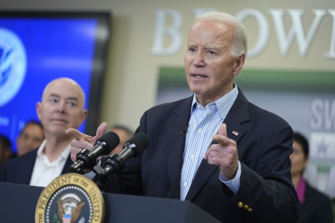 Biden dijo en Brownsville que las autoridades de inmigración y asilo “necesitan desesperadamente más recursos”.