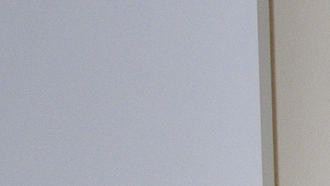 La supervisora Hahn se prueba el equipo de protección diseñado para hombres y experimenta como restringe su capacidad para levantar la pierna. A su lado la capitana Kelliher y el jefe Marrone. (Cortesía Oficina Supervisora Janice Hahn)