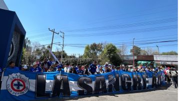 Los aficionados de Cruz Azul se dieron cita en las instalaciones de La Noria para motivar a los jugadores de la "Máquina Celeste" de cara al duelo contra el América en la edición 191 del "Clásico Joven".