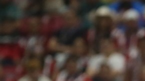 El momento exacto en que el mexicoamericano Cade Cowell anota su primer gol en la Liga MX que abrió el camino a la victoria de Chivas 3-1 sobre Pumas.