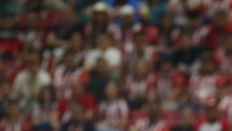 El momento exacto en que el mexicoamericano Cade Cowell anota su primer gol en la Liga MX que abrió el camino a la victoria de Chivas 3-1 sobre Pumas.