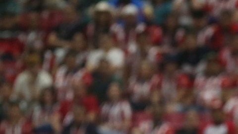 El momento exacto en que el mexicoamericano Cade Cowell anota su primer gol en la Liga MX que abrió el camino a la victoria de Chivas 3-1 sobre Pumas.
