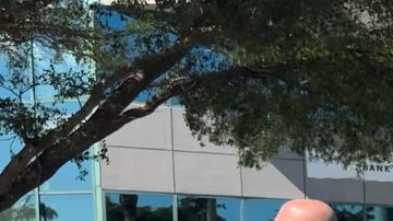 Francotirador del equipo SWAT en Florida mata a secuestrador de un banco armado con un cuchillo