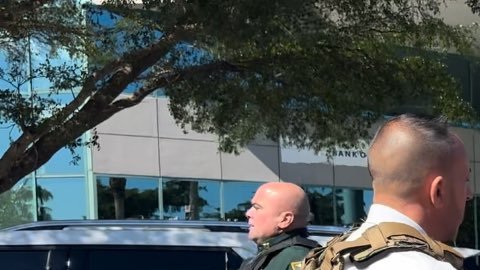 Francotirador del equipo SWAT en Florida mata a secuestrador de un banco armado con un cuchillo