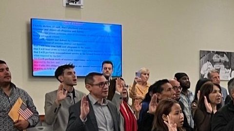 Costo de la ciudadanía estadounidense aumenta, afectando a 9 millones de residentes legales permanentes