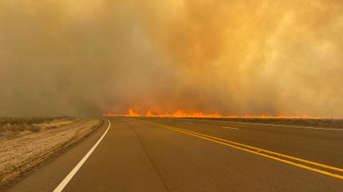 Emergencia en Texas: incendios forestales consumen más de 500,000 acres y miles se quedan sin electricidad