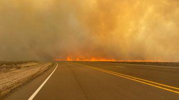 Emergencia en Texas: incendios forestales consumen más de 500,000 acres y miles se quedan sin electricidad