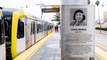 Placa de Gloria Molina en la estación del Centro Cívico del Este de Los Ángeles.