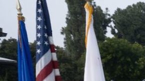 La supervisora Janice Hahn entrega un cheque por $50,000 a Azucena Maldonado, presidenta de la Asociación de Golfistas Latinas. (Oficina supervisora Hahn)