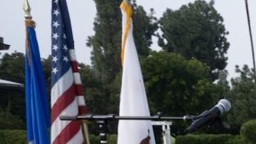 La supervisora Janice Hahn entrega un cheque por $50,000 a Azucena Maldonado, presidenta de la Asociación de Golfistas Latinas. (Oficina supervisora Hahn)