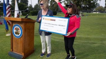 La supervisora Janice Hahn entrega un cheque por $50,000 a Azucena Maldonado, presidenta de la Asociación de Golfistas Latinas. (Oficina supervisora Hahn)