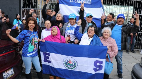 Nada detuvo a los inmigrantes salvadoreños para salir a votar en Los Ángeles.