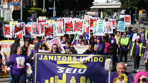Cientos de conserjes salen a marchar a las calles de LA.
