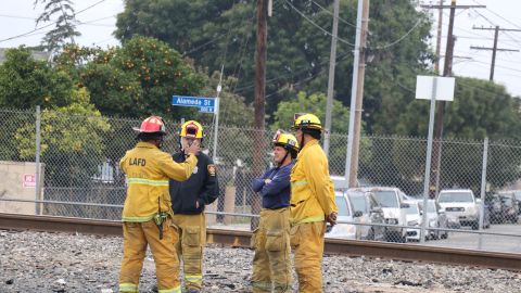 Bomberos visitan el lugar del desastre.