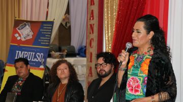 Integrantes de la comunidad LGBTQ y de la muxendad de Oaxaca, participaron en una mesa redonda.