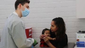 Una madre batalla con su hijo que iba a ser vacunado en Clínica Romero.