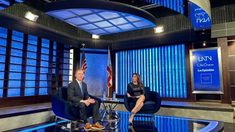 El congresista Adam Schiff en foro comunitario en LATV. (Araceli Martínez/La Opinión)