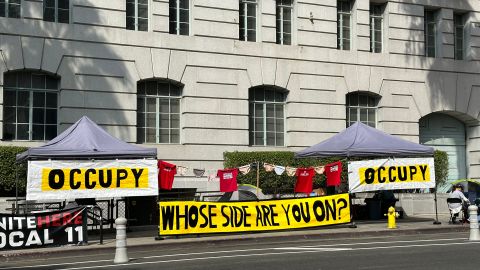 Trabajadores en huelga del Grand Hotel de Los Ángeles ocupan las banquetas del Ayuntamiento de Los Ángeles. (Araceli Martínez/La Opinión)