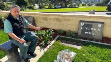 Francisco Flores, 27 años trabajando en el Cementerio Católico de Culver City. (Araceli Martínez/La Opinión)