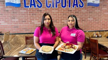 Lisa y Nicole Guzman abren el restaurante y pupusería Las Cipotas. (Araceli Martínez/La Opinión)