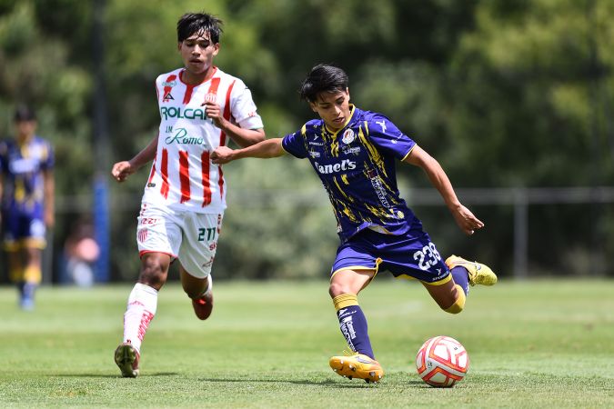 Juan Carlos Cortéz y Ulises Aguilar, durante el partido de la jornada 7 del torneo Apertura 2022 de la categoría Sub18, entre el Atlético San Luis y los Rayos del Necaxa.