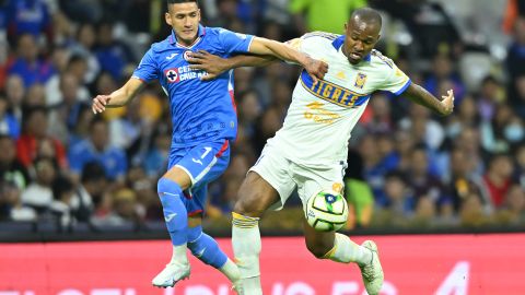 El delantero de Cruz Azul Uriel Antuna y el defensa de Tigres Samir Caetano, volverán a enfrentarse  este sábado, en donde los números favorecen a los felinos. Foto: Etzel Espinosa