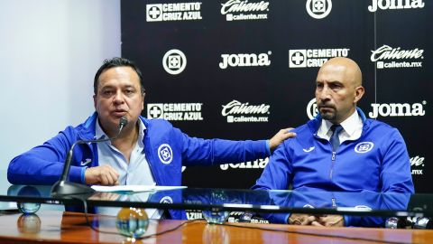 El ex directivo de Cruz Azul, Óscar Pérez, aquí en la imagen acompañado por el jerarca de la 'Máquina' Víctor Velázquez detalló que no era la primera vez que se buscaron los servicios de Carlos Vela. Foto: Rafael Vadillo