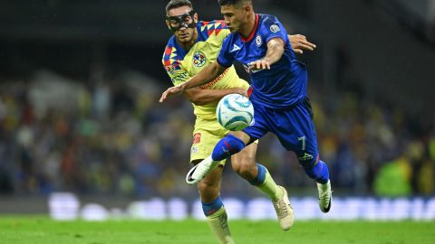 Ciudad de México, 2 de septiembre de 2023. Sebastián Cáceres y Uriel Antuna durante el partido de la jornada 7 del torneo Apertura 2023 de la Liga BBVA MX, entre la Máquina Celeste del Cruz Azul y las Águilas del América, celebrado en el estadio Azteca. Foto: Imago7/ Etzel Espinosa