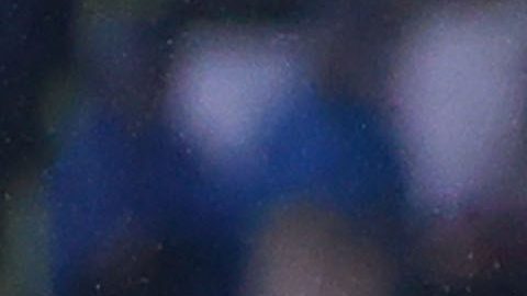 Alberth Elis disputa un balón con César huerta durante un partido entre Honduras y México.