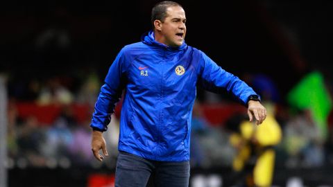 André Jardiné, director técnico de las Águilas del América durante el partido correspondiente a la jornada 2 del Torneo Clausura 2024 ante los gallos blancos de Querétaro.