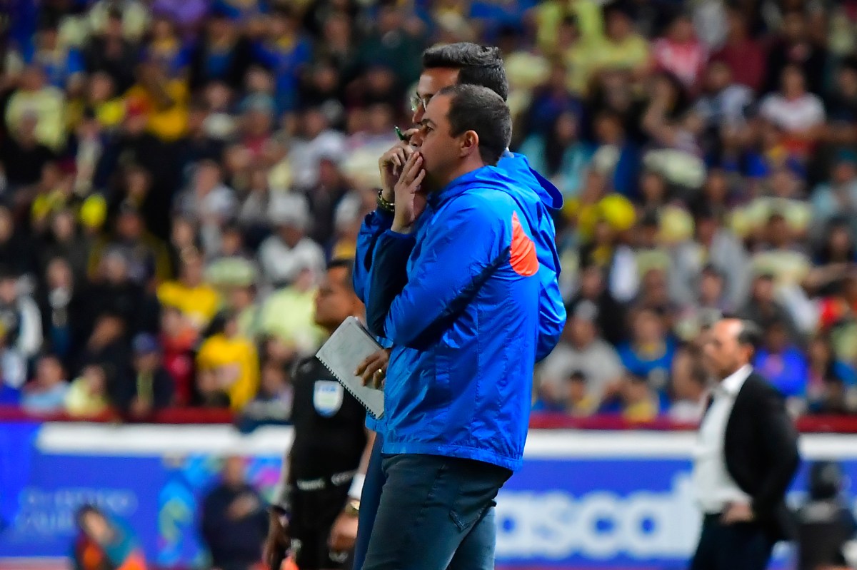 El entrenador brasileño de las Águilas del América, André Jardine, junto a uno de sus asistentes en el partido ante el Necaxa.