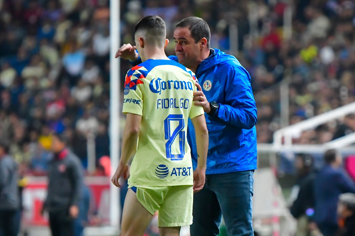 André Jardine dándole instrucciones al español Álvaro Fidalgo antes de entrar como suplente en el empate de las Águilas del América ante el Necaxa.