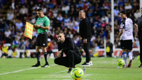 El técnico de Cruz Azul Martín Anselmi en los momentos más álgidos del duelo contra Querétaro