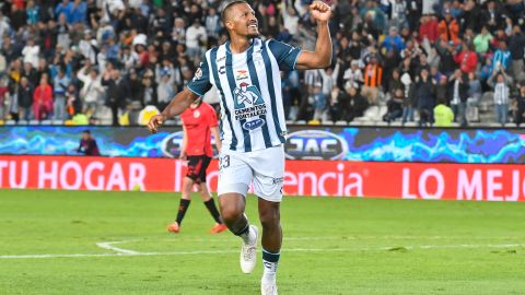 Salomón Rondón celebra luego de marcar gol en partido de los Tuzos del Pachuca contra los Xolos de Tijuana en