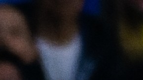 Emilio Lara, defensa del América disputando un balón con el chileno Sebastián Vegas, tendrá que seguir jugando en las inferiores de las Águilas. Foto: Diego Padilla