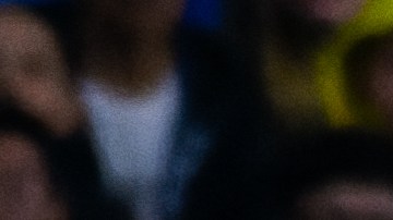 Emilio Lara, defensa del América disputando un balón con el chileno Sebastián Vegas, tendrá que seguir jugando en las inferiores de las Águilas. Foto: Diego Padilla